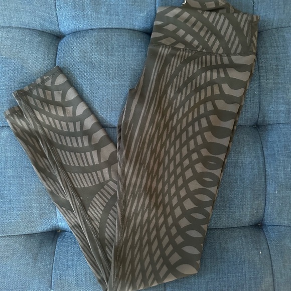 ALO Yoga Pants - Alo Yoga Leggings - geometric gray and black pattern